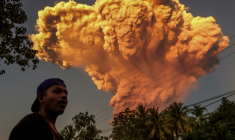 Eruption du volcan Lewotobi Laki-Laki sur l'île de Florès, en Indonésie, le 17 juin 2025 ( AFP / STR )