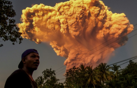 Eruption du volcan Lewotobi Laki-Laki sur l'île de Florès, en Indonésie, le 17 juin 2025 ( AFP / STR )