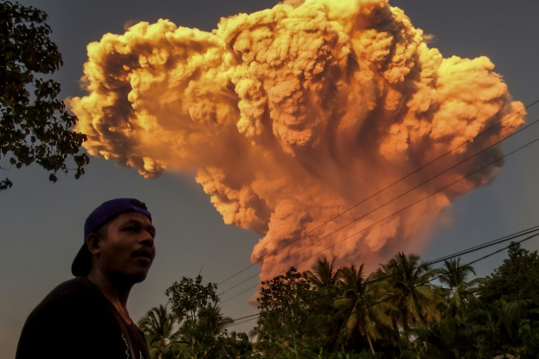 Eruption du volcan Lewotobi Laki-Laki sur l'île de Florès, en Indonésie, le 17 juin 2025 ( AFP / STR )