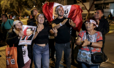 Des partisans de la candidate à la présidentielle péruvienne Keiko Fujimori, du parti Fuerza Popular, scandent des slogans au siège de sa campagne après l’annonce des premiers résultats du second tour de l’élection présidentielle, à Lima, le 7 juin 2026 ( AFP / Anthony Nino de Guzman )