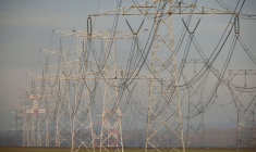 Des pylônes de lignes électriques à haute tension à Avesnes-le-Sec