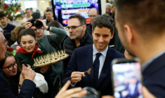 L'ancien Premier ministre et actuel patron des députés Renaissance, Gabriel Attal, visite le Salon de l'agriculture, le 22 février 2026 à Paris  ( AFP / Charlotte SIEMON )
