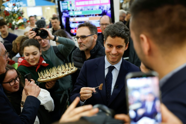 L'ancien Premier ministre et actuel patron des députés Renaissance, Gabriel Attal, visite le Salon de l'agriculture, le 22 février 2026 à Paris  ( AFP / Charlotte SIEMON )