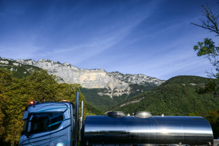 Face à la sécheresse, Sainte-Marie-du-Mont, petit village de Chartreuse, est contraint de s'approvisionner en eau par camion-citerne le 21 septembre 2026 ( AFP / OLIVIER CHASSIGNOLE )
