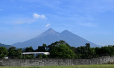 Les volcans Fuego (à gauche) et Acatenango sont visibles à Escuintla, au Guatemala, le 5 août 2026, après une puissante éruption du volcan Fuego ( AFP / Johan ORDONEZ )