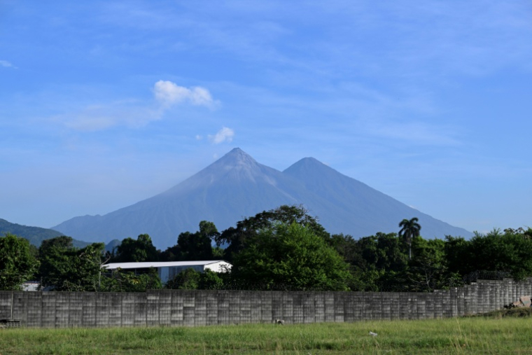 Les volcans Fuego (à gauche) et Acatenango sont visibles à Escuintla, au Guatemala, le 5 août 2026, après une puissante éruption du volcan Fuego ( AFP / Johan ORDONEZ )