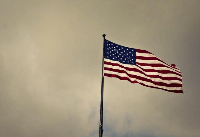 "mettant la politique au-devant de tout, Donald Trump veut d'abord pousser «à l'intérieur» la croissance américaine par la baisse des impôts et la déréglementation." (crédit : Bruce Mars / Pexels)