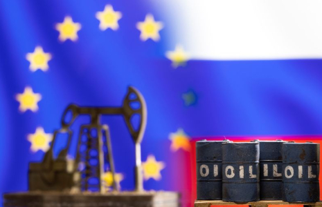 Illustration de modèles de barils de pétrole et d'une pompe devant les drapeaux de l'UE et de la Russie