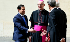 Le secrétaire d'État américain Marco Rubio arrive dans la cour Saint Damase au Vatican avant une audience privée avec le pape Léon XIV le 7 mai 2026. ( AFP / Stefano RELLANDINI )