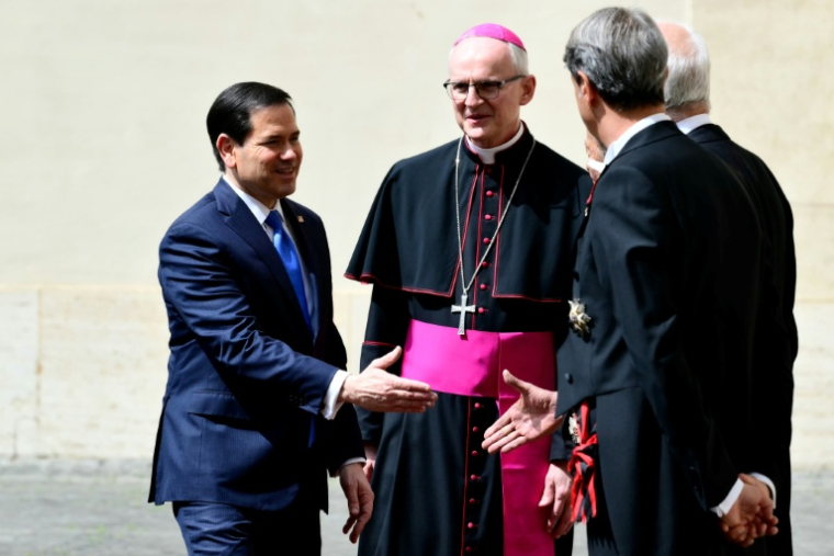Le secrétaire d'État américain Marco Rubio arrive dans la cour Saint Damase au Vatican avant une audience privée avec le pape Léon XIV le 7 mai 2026. ( AFP / Stefano RELLANDINI )
