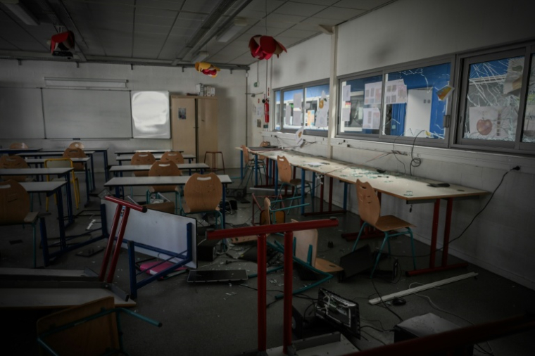 Des bureaux et des chaises renversés, des débris de verre et du matériel informatique endommagé dans une salle de classe du lycée "Les Iris" à Lormont, près de Bordeaux, le 8 octobre 2026, après que des jeunes ont saccagé une partie de l'établissement ( AFP / Philippe LOPEZ )
