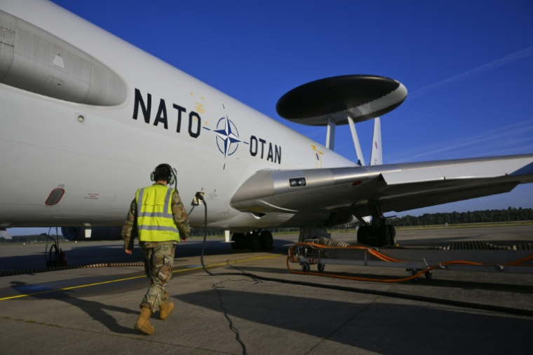 Vue du gros radar posé sur le fuselage d'un avion de reconnaissance AWACS de l'Otan, depuis une base en Allemagne, le 19 septembre 2025 ( AFP / JOHN THYS )