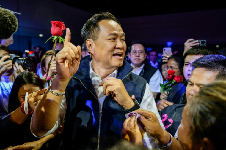 Le Premier ministre thaïlandais et chef du parti Bhumjaithai, Anutin Charnvirakul, salue ses partisans en à un meeting de campagne à Bangkok, le 6 février 2026, avant les élections législatives ( AFP / ANTHONY WALLACE )
