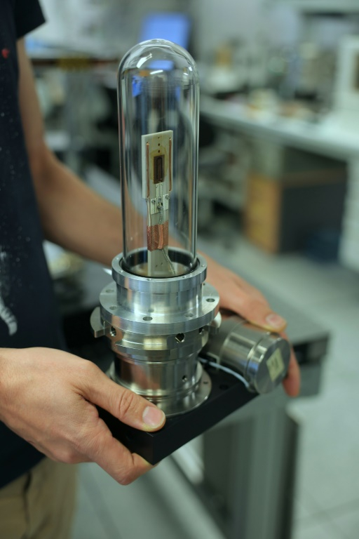 Un modèle d'antenne RF quantique au laboratoire III-V Lab de Nokia-Thales-CEA Leti, à Palaiseau, au sud de Paris, le 16 octobre 2024 ( AFP / Thomas SAMSON )