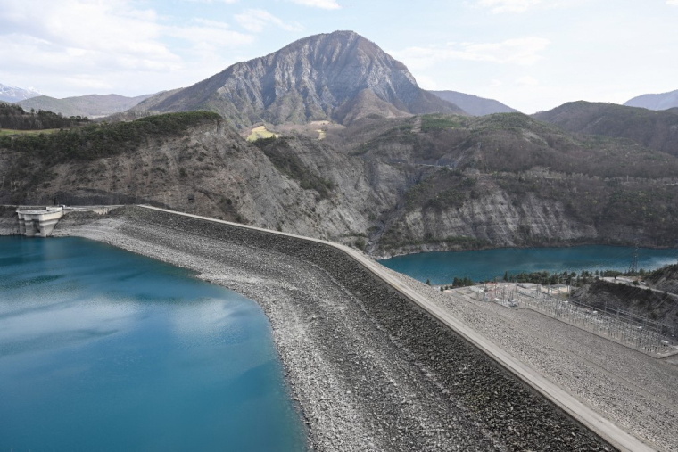 Le barrage du lac de Serre-Ponçon, dans les Hautes-Alpes (illustration) ( AFP / NICOLAS TUCAT )