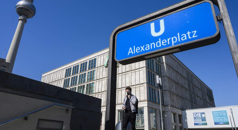 À Berlin, les consommateurs sont moins nombreux à faire du shopping sur l'Alexanderplatz, refroidis par l'inflation qui a culminé à 7,2% en avril. (© AFP)