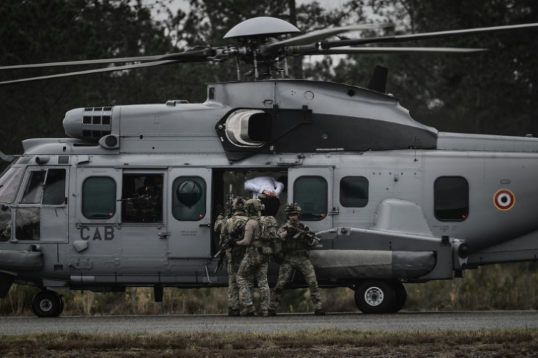 Des membres des forces spéciales de l'armée française montent à bord d'un hélicoptère lors d'une démonstration tactique dans le cadre de la 7e édition du salon Sofins, à Martignas-sur-Jalle, le 3 avril 2025 en Gironde ( AFP / Philippe LOPEZ )