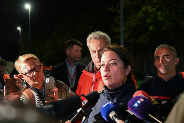 La sous-préfète de Calais, Agathe Cury, s'adressant aux journalistes après la collision sur le site du terminal de Coquelles, le 15 octobre 2026 ( AFP / Bernard BARRON )