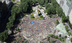 Vue aérienne d'une manifestation organisée par le parti d'opposition de droite espagnol Parti Populaire (PP) pour protester contre le gouvernement du Premier ministre socialiste Pedro Sanchez, le 8 juin 2025 sur la place d'Espagne, à Madrid ( AFP / Thomas COEX )