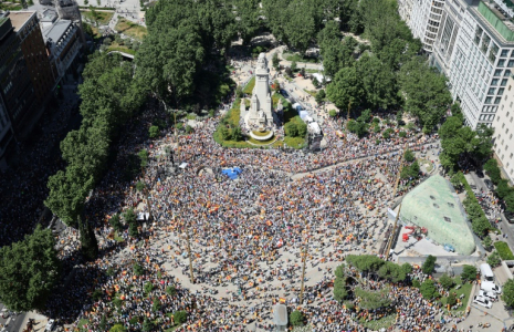 Vue aérienne d'une manifestation organisée par le parti d'opposition de droite espagnol Parti Populaire (PP) pour protester contre le gouvernement du Premier ministre socialiste Pedro Sanchez, le 8 juin 2025 sur la place d'Espagne, à Madrid ( AFP / Thomas COEX )