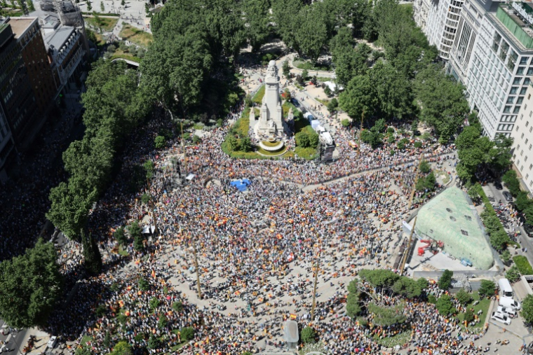 Vue aérienne d'une manifestation organisée par le parti d'opposition de droite espagnol Parti Populaire (PP) pour protester contre le gouvernement du Premier ministre socialiste Pedro Sanchez, le 8 juin 2025 sur la place d'Espagne, à Madrid ( AFP / Thomas COEX )