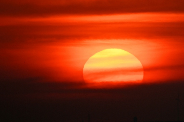 Le soleil se lève sur le mont Drachenberg, à Berlin, le 28 juin 2026  où les températures devraient avoisiner les 40°C en pleine vague de chaleur en Europe ( AFP / RALF HIRSCHBERGER )