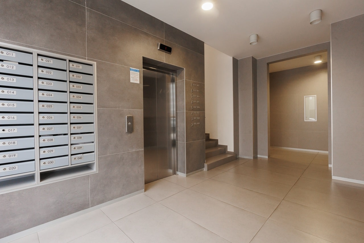 Saviez-vous que dans une copropriété les balcons sont souvent des parties communes ? (Crédits: Adobe Stock)