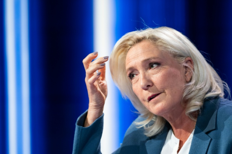 Marine Le Pen, présidente du groupe parlementaire du Rassemblement national (RN), sur le plateau de la chaîne LCI pour l'émission politique "Le Grand Entretien", le 1er juillet 2026 à Boulogne-Billancourt, dans les Hauts-de-Seine ( AFP / Julie SEBADELHA )