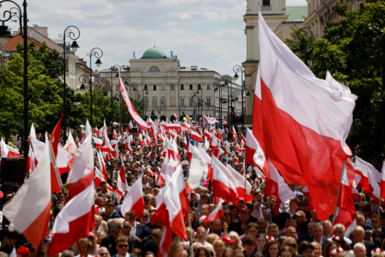 Des partisans du candidat à la présidentielle Karol Nawrocki lors d'un rassemblement de campagne à Varsovie, le 25 mai 2025, une semaine avant le deuxième tour des élections ( AFP / Wojtek RADWANSKI )