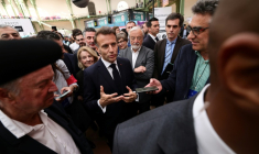 Le président Emmanuel Macron en visite au festival du livre de Paris, le 17 avril 2026 ( POOL / Teresa SUAREZ )