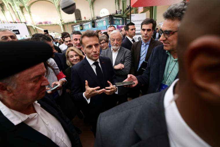 Le président Emmanuel Macron en visite au festival du livre de Paris, le 17 avril 2026 ( POOL / Teresa SUAREZ )