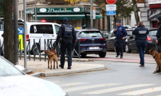 Des officiers de police après une fusillade mortelle, à Bruxelles, en Belgique