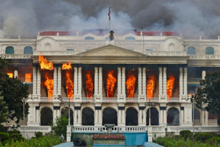 Le Singha Durbar, principal bâtiment administratif du gouvernement népalais, en flammes à Katmandou, le 9 septembre 2025 ( AFP / Anup OJHA )