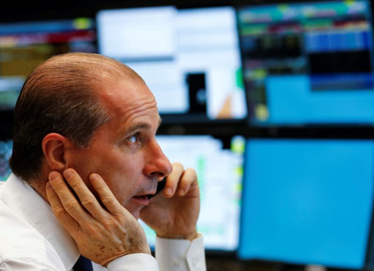 Un trader travaille à la bourse de Francfort