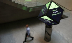 Un homme traverse le hall du London Stock Exchange à Londres