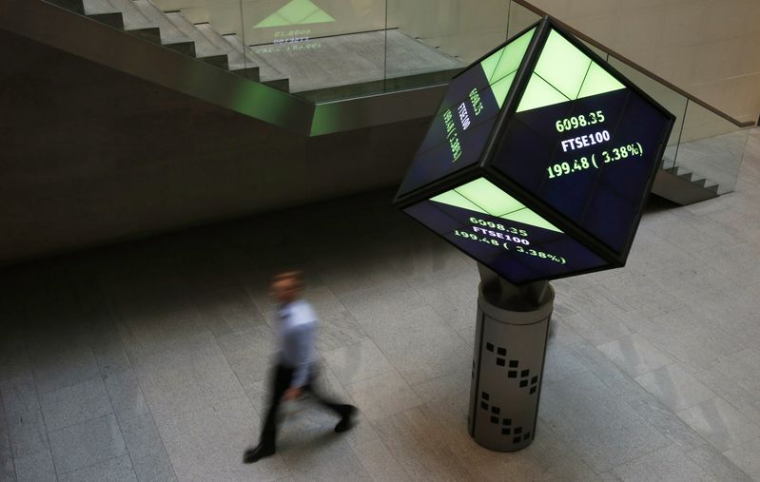 Un homme traverse le hall du London Stock Exchange à Londres