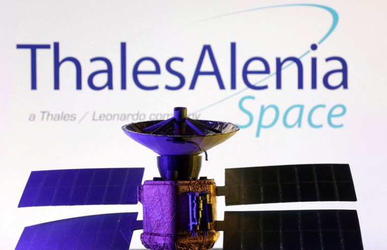 Le logo de Thales Alenia Space et un modèle miniature de satellite
