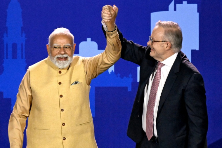 Le Premier ministre autralien Anthony Albanese (D) avec son homologue indien Narendra Modi (G) à Melbourne le 9 juillet 2026 ( AFP / WILLIAM WEST )
