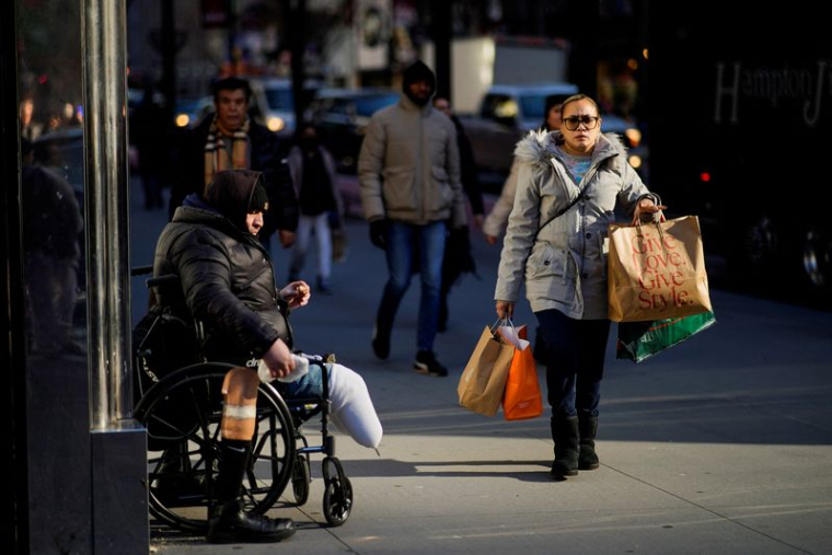 Une femme porte des sacs de shopping pendant la période des fêtes à New York