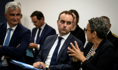 Le nouveau Premier ministre Sébastien Lecornu assiste à une réunion lors de sa visite du centre de santé départemental de Mâcon, le 13 septembre 2025 ( AFP / JEFF PACHOUD )