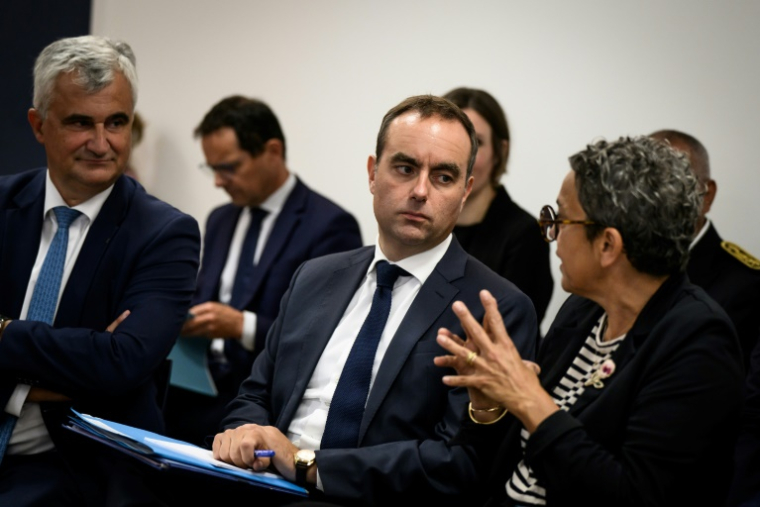 Le nouveau Premier ministre Sébastien Lecornu assiste à une réunion lors de sa visite du centre de santé départemental de Mâcon, le 13 septembre 2025 ( AFP / JEFF PACHOUD )