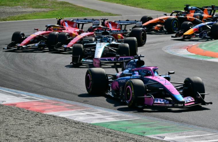 L'écurie de F1 Alpine, qui appartient à Renault et ne produit plus ses propres moteurs depuis fin 2025, s'est offert sa première pole position au Grand Prix d'Italie de Formule 1 le 6 septembre 2026 Alpine's French driver Pierre Gasly leads at the start of the race as Ferrari's British driver Lewis Hamilton (L) and Ferrari's Monegasque driver Charles Leclerc (2nd L) compete during the Italian Formula One Grand Prix at the Autodromo Nazionale Monza circuit in Monza, northern Italy on September 6, 2026. ( AFP / Andrej ISAKOVIC )