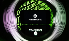 Anthropic est désormais valorisée 965 milliards de dollars, devançant pour la première fois son rival OpenAI après une levée de fonds massive de 65 milliards de dollars ( AFP / SEBASTIEN BOZON )