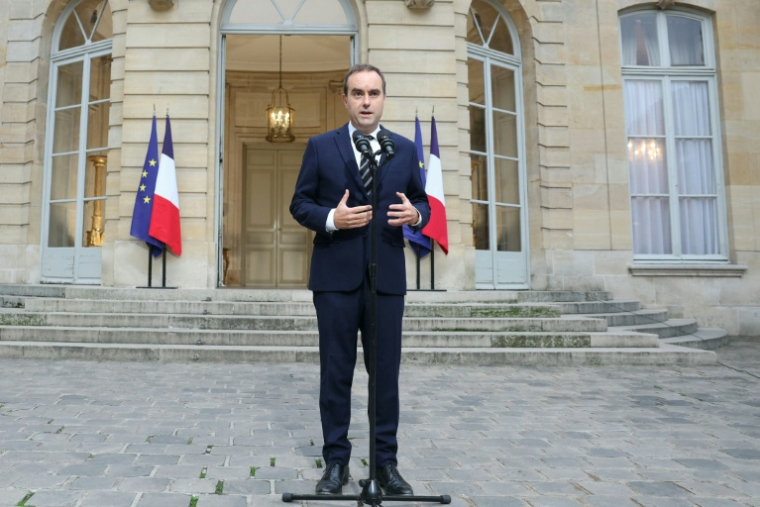 Le Premier ministre Sébastien Lecornu prend la parole dans la cour de l'Hôtel Matignon, à Paris, le 3 octobre 2025 ( POOL / ALAIN JOCARD )