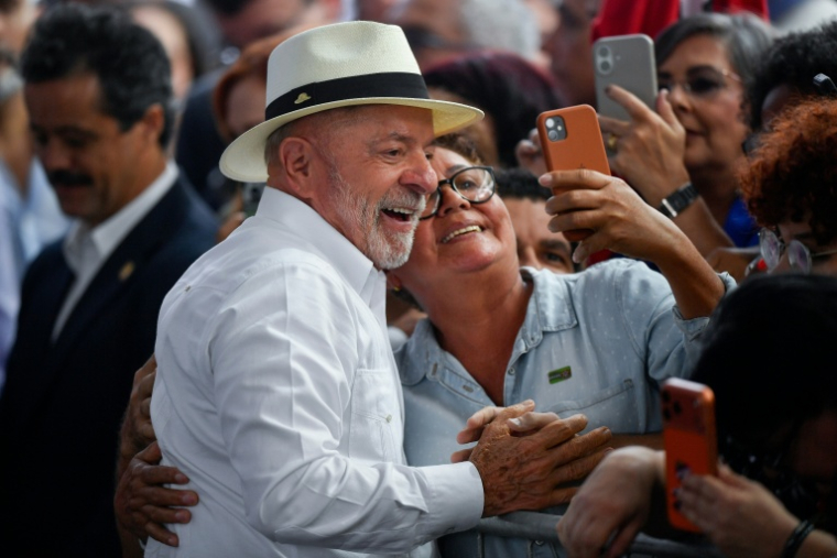 Le préisdent sortant Luiz Inacio Lula da Silva pose pour un selfie avec une militante à Rio de Janeiro, au Brésil, le 23 ma 2026 ( AFP / Daniel RAMALHO )