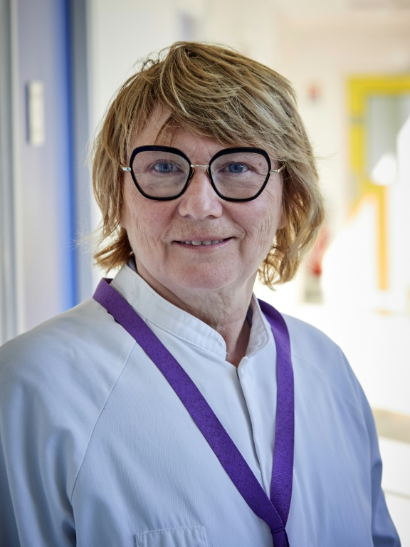 Nathalie Tallet, responsable du laboratoire central d'analyse des contrefaçons de Sanofi, le 18 mars 2025 à Tours ( AFP / GUILLAUME SOUVANT )