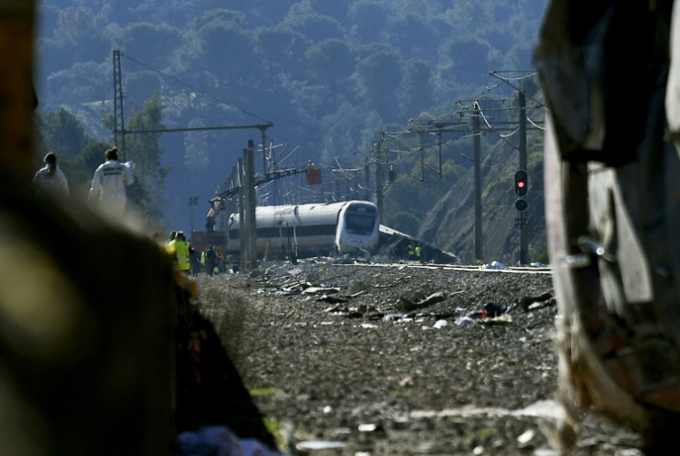 Un train à grande vitesse Iryo qui a déraillé et percuté un autre train (en arrière-plan) à Adamuz, dans le sud de l'Espagne, le 20 janvier 2026 ( AFP / CRISTINA QUICLER )