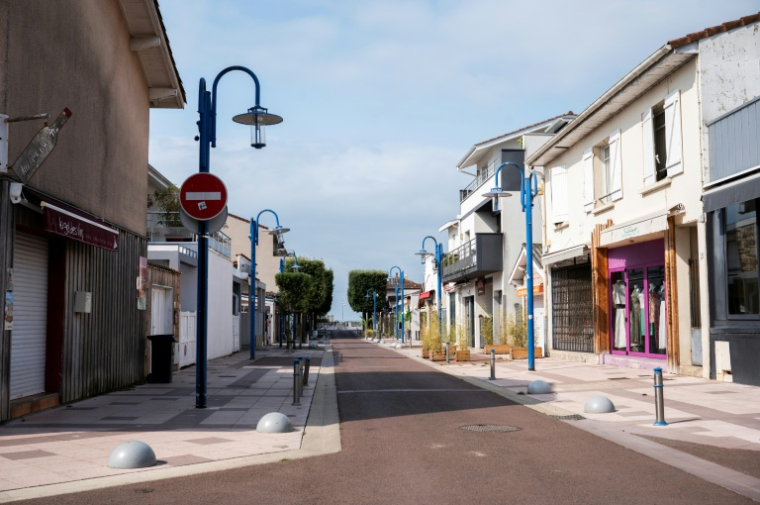 La rue principale d'Andernos-les-Bains, en Gironde, déserte le 30 juillet 2026 ( AFP / Olivier MORIN )