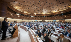 Le patron de l'OMS Tedros Adhanom Ghebreyesus, à gauche, lors de l'assemblée générale à Genève, le 19 mai 2025 ( AFP / Fabrice COFFRINI )