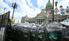 Des gendarmes bloquent l'accès au Sénat où est débattu un projet de réforme du travail à Buenos Aires, le 11 février 2026 ( AFP / Luis ROBAYO )